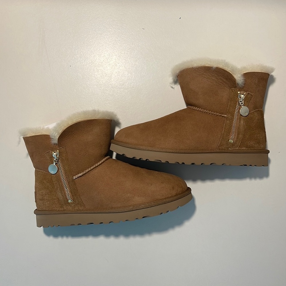 UGG brown/camel Women Bailey Zip Mini (SIZE 8 us) Never worn